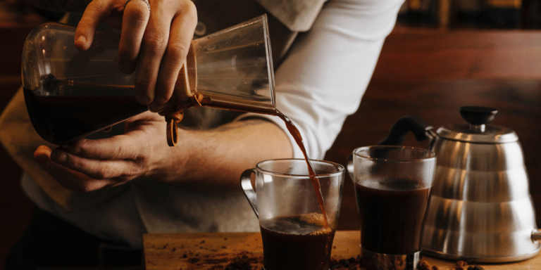 一天可以攝取多少咖啡因？一般成人建議不超過 400mg。本文整理咖啡因含量表、常見飲品比較、喝太多的症狀與安全攝取指南，帶你更聰明喝咖啡。