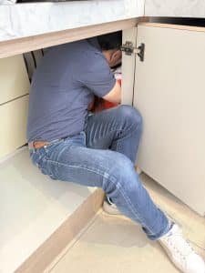 檢查水管的老闆